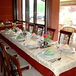 فندق مبيت وإفطار Ambrozia Etterem Es Panzio 4*