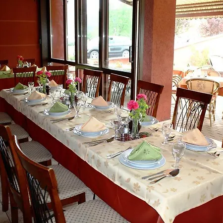 לינה וארוחת בוקר Ambrozia Etterem Es Panzio 4*