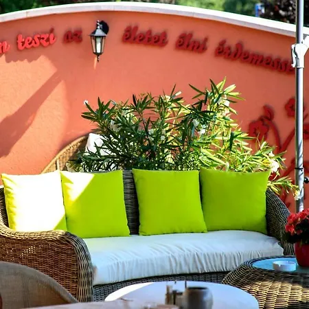 לינה וארוחת בוקר Ambrozia Etterem Es Panzio 4*