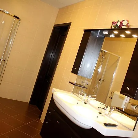 Ambrozia Etterem Es Panzio לינה וארוחת בוקר 4*