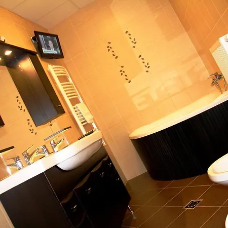 Ambrozia Etterem Es Panzio 4* קזינצברציקה