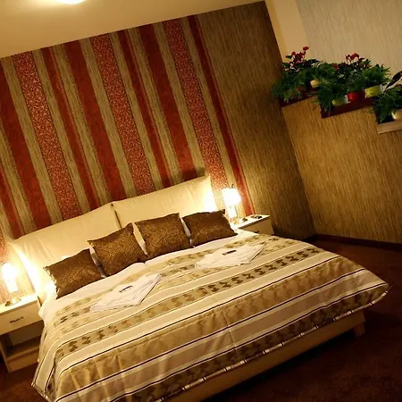 לינה וארוחת בוקר Ambrozia Etterem Es Panzio