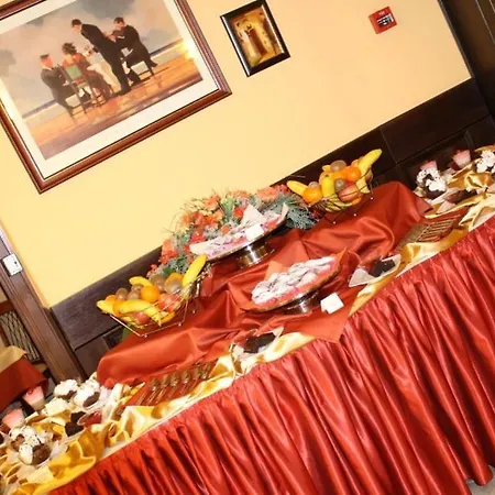 לינה וארוחת בוקר Ambrozia Etterem Es Panzio