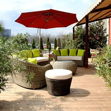 Ambrozia Etterem Es Panzio לינה וארוחת בוקר