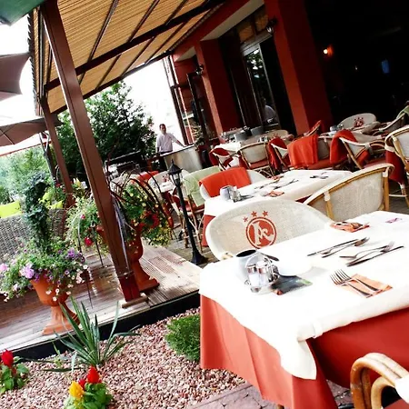 לינה וארוחת בוקר Ambrozia Etterem Es Panzio 4*