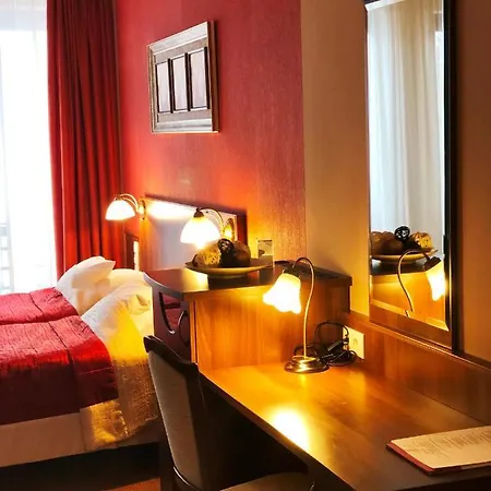 Ambrozia Etterem Es Panzio לינה וארוחת בוקר