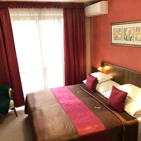 לינה וארוחת בוקר Ambrozia Etterem Es Panzio