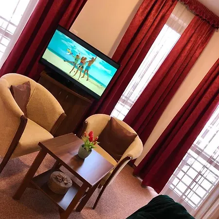 לינה וארוחת בוקר Ambrozia Etterem Es Panzio