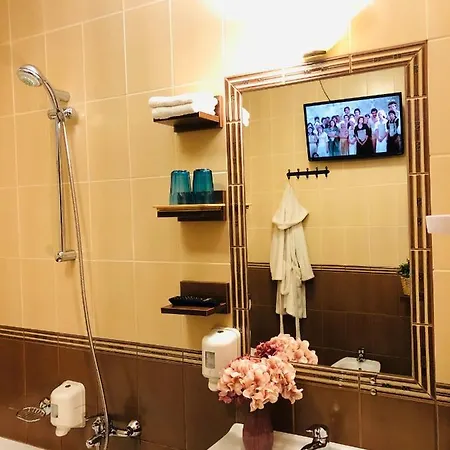 לינה וארוחת בוקר Ambrozia Etterem Es Panzio