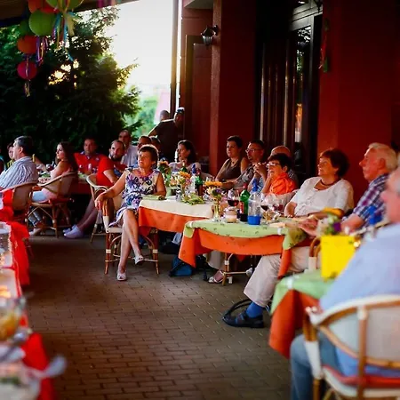 לינה וארוחת בוקר Ambrozia Etterem Es Panzio קזינצברציקה