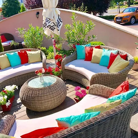 Ambrozia Etterem Es Panzio לינה וארוחת בוקר