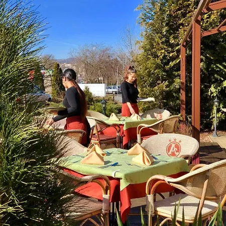 Ambrozia Etterem Es Panzio לינה וארוחת בוקר 4*