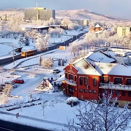 לינה וארוחת בוקר Ambrozia Etterem Es Panzio קזינצברציקה