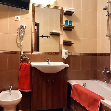 לינה וארוחת בוקר Ambrozia Etterem Es Panzio 4*