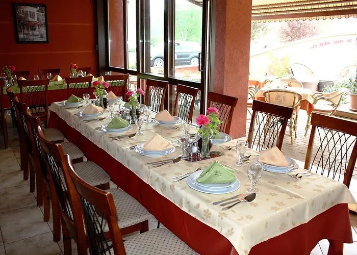 فندق مبيت وإفطار Ambrozia Etterem Es Panzio 4*