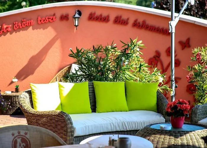 فندق مبيت وإفطار Ambrozia Etterem Es Panzio 4*