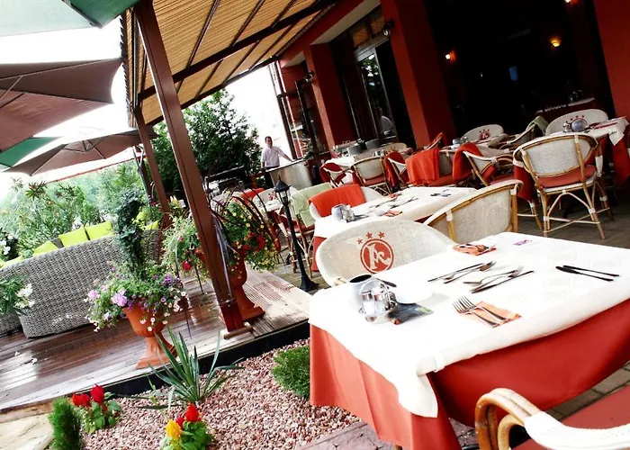 فندق مبيت وإفطار Ambrozia Etterem Es Panzio 4*